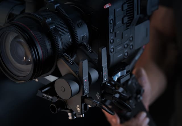 DJI RS 4 Pro Gimbal Stabilizer Combo